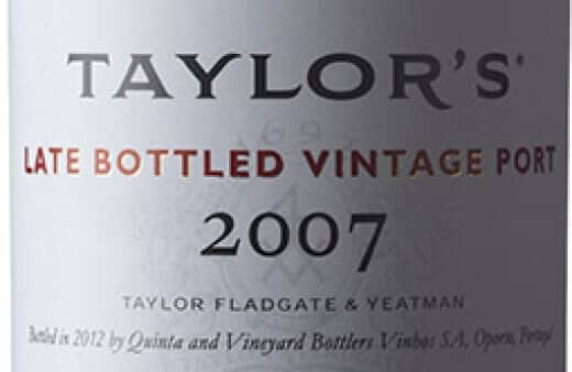 Le Late Bottled Vintage («vintage mise en bouteille tardivement») de Taylor se maintient comme référence dans cette catégorie de porto. Robe...