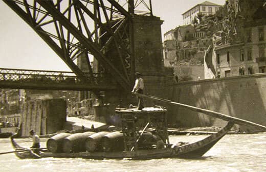 Noch bis vor gar nicht allzu langer Zeit war der Douro der einzige Transportweg, um die Weine aus den Weinbergen an die Küste und in die Lodges...