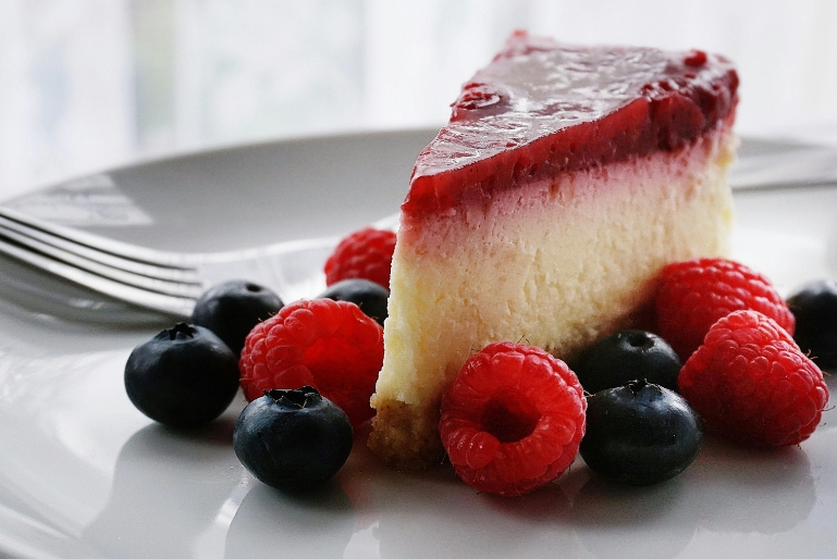 Der originale gebackene American Cheesecake mit herbsüßem Waldfrucht-Topping ist zum Niederknien! 

Servieren Sie den Käsekuchen mit einem Glas Vintage Port oder Late Bottled...