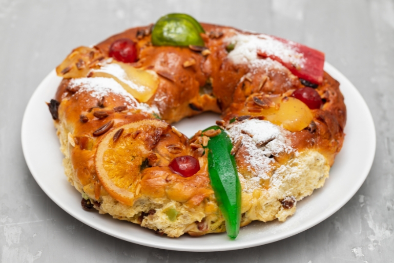 Discover how to prepare a delicious Portuguese Bolo Rei, with a fluffy, aromatic pastry full of nuts and candied fruits, perfect for celebrating the festive season. Serve with a glass of 10 Year...