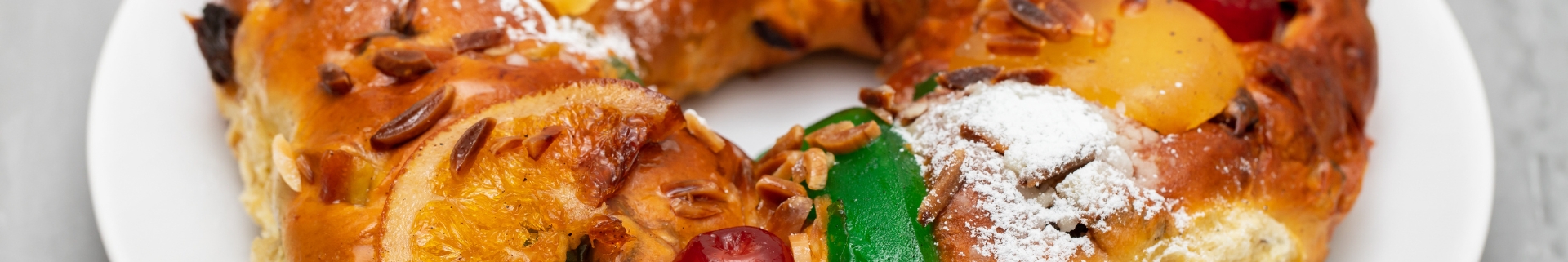 Discover how to prepare a delicious Portuguese Bolo Rei, with a fluffy, aromatic pastry full of nuts and candied fruits, perfect for celebrating...