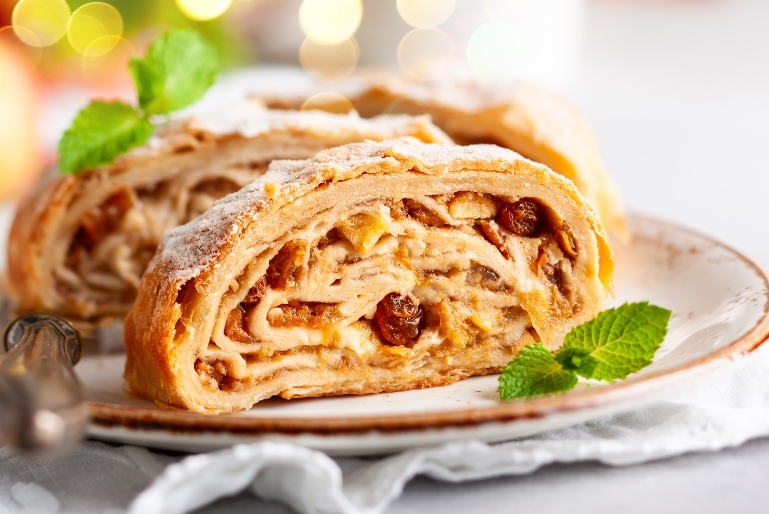 Com o sabor delicioso das maçãs, canela e passas, o Apfelstrudel é uma icónica sobremesa que traz o espírito acolhedor do inverno, perfeita para...